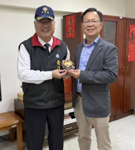 國民黨副主席季麟連親邀藍白合市長參選人張啓楷參加眷村協會會員大會全力輔選政治味濃厚